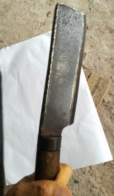 มีดอีโต้เก่า งานทำมือตีขึ้นรูปโลหะ มีลักษณะแปลก หนักพอสมควร ด้ามไม้เดิมๆ แข็งแรง ขนาด 12 นิ้ว