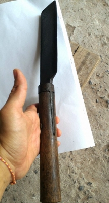 มีดอีโต้เก่า งานทำมือตีขึ้นรูปโลหะ มีลักษณะแปลก หนักพอสมควร ด้ามไม้เดิมๆ แข็งแรง ขนาด 12 นิ้ว