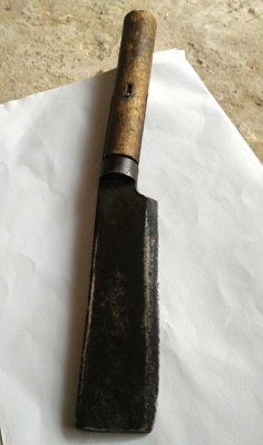 มีดอีโต้เก่า งานทำมือตีขึ้นรูปโลหะ มีลักษณะแปลก หนักพอสมควร ด้ามไม้เดิมๆ แข็งแรง ขนาด 12 นิ้ว