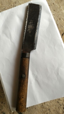 มีดอีโต้เก่า งานทำมือตีขึ้นรูปโลหะ มีลักษณะแปลก หนักพอสมควร ด้ามไม้เดิมๆ แข็งแรง ขนาด 12 นิ้ว