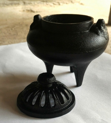 ชุดทองเหลืองโลหะหล่อ มีกระถางธูป โถกำยานสองโถ สภาพสวยกริปๆ งานเก่าสวยคุ้มยกชุด