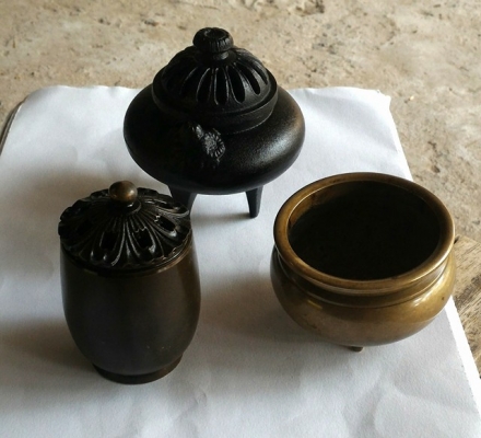 ชุดทองเหลืองโลหะหล่อ มีกระถางธูป โถกำยานสองโถ สภาพสวยกริปๆ งานเก่าสวยคุ้มยกชุด