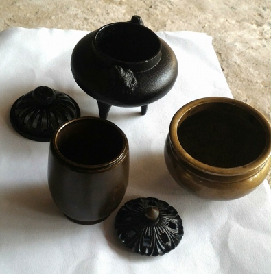 ชุดทองเหลืองโลหะหล่อ มีกระถางธูป โถกำยานสองโถ สภาพสวยกริปๆ งานเก่าสวยคุ้มยกชุด