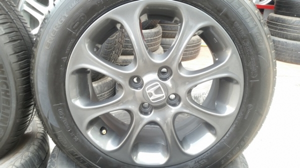 ขายล้อแม็กHONDA JAZZขอบ15(สีกัล)ยางปี13 4 เส้น