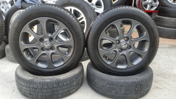 ขายล้อแม็กHONDA JAZZขอบ15(สีกัล)ยางปี13 4 เส้น