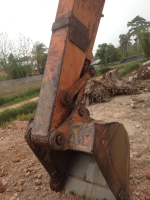 ขายรถแบคโฮ HITACHI ZX200-1 เอกสารอินวอย 7587 ชม.ราคา 1100000