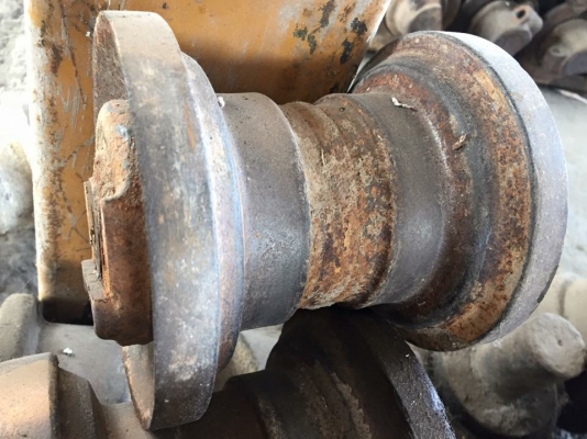 โรลเลอร์รถขุด komatsu pc40-7 เก่าเช็คนอกญี่ปุ่น ราคา 2,000 บาท โรลเลอร์รถขุด komatsu pc40-7 เก่าเช็คนอกญี่ปุ่น ราคา 2,000 บาท