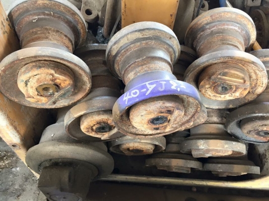 โรลเลอร์รถขุด komatsu pc40-7 เก่าเช็คนอกญี่ปุ่น ราคา 2,000 บาท โรลเลอร์รถขุด komatsu pc40-7 เก่าเช็คนอกญี่ปุ่น ราคา 2,000 บาท