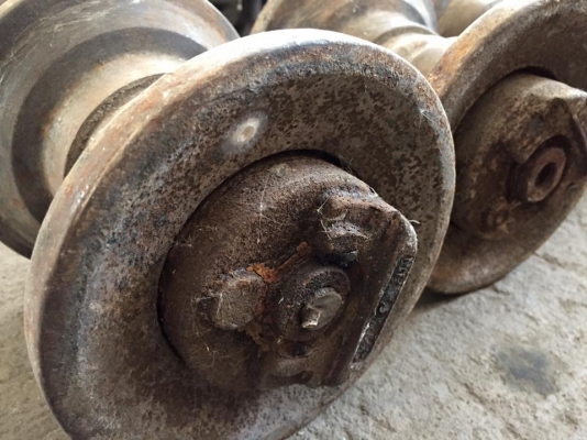 โรลเลอร์รถขุด komatsu pc20/30 เก่าญี่ปุ่น ราคา 1,500 บาท