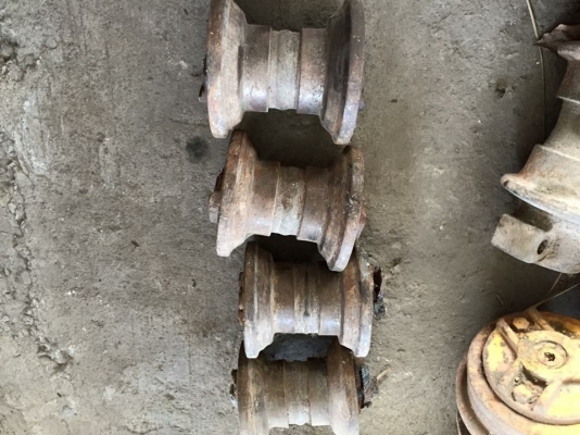 โรลเลอร์รถขุด komatsu pc20/30 เก่าญี่ปุ่น ราคา 1,500 บาท โรลเลอร์รถขุด komatsu pc20/30 เก่าญี่ปุ่น ราคา 1,500 บาท