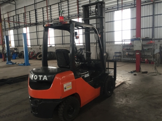 ขายโฟล์คลิฟท์  TOYOTA โตโยต้า FD2.5ตัน-รุ่น8 เครื่องยนต์ ดีเซล งาอิ้งฟอร์ค เท-หงายได้ เสาสูง4.50เมตร