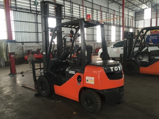 ขายโฟล์คลิฟท์  TOYOTA โตโยต้า FD2.5ตัน-รุ่น8 เครื่องยนต์ ดีเซล งาอิ้งฟอร์ค เท-หงายได้ เสาสูง4.50เมตร