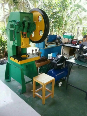 ขายเหมา 1 แสน เครื่องปั๊ม 30 ตัน+มอเตอร์ 40 HP.+ปั๊มลม 3 HP.+กระบอกลม 80x200=5 ชิ้น+หัวทูลญี่ปุ่น BT50-2ชิ้น