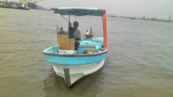 ขายเรือไฟเบอร์ญี่ปุ่น 19 ฟุต พร้อมเครื่องsuzuki 25 แรง มีห้องเหยื่อเป็น 2 ห้อง สภาพพร้อมใช้งาน