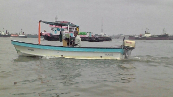 ขายเรือไฟเบอร์ญี่ปุ่น 19 ฟุต พร้อมเครื่องsuzuki 25 แรง มีห้องเหยื่อเป็น 2 ห้อง สภาพพร้อมใช้งาน