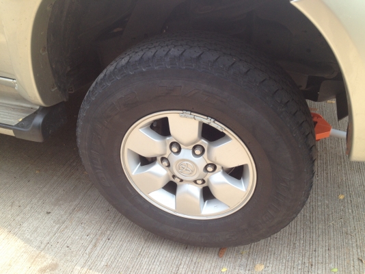 ขายล้อแม็กเดิม Vigo 15 พร้อมยางแถมไปด้วยครับ