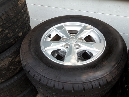 ล้อ all new triton ขอบ 15 พร้อมยาง 215 70 15 ปี 15 ชุดล่ะ 9500