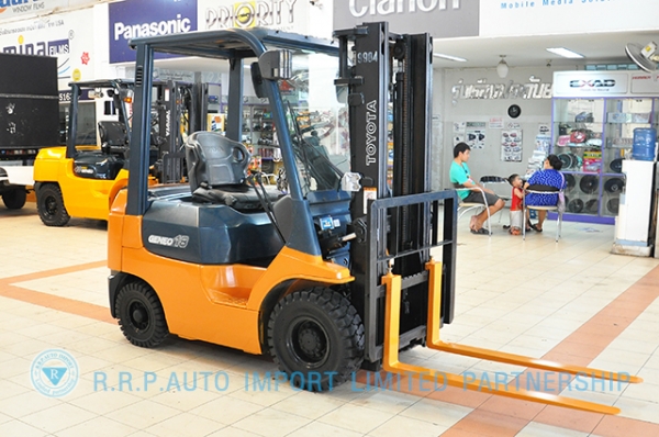 ขายรถโฟล์คลิฟท์มือสอง TOYOTA รุ่น 7FD18-10981 ราคา 295,000 บาท นำเข้าจากประเทศญี่ปุ่น 100\% ไม่เคยใช้งานในไทย