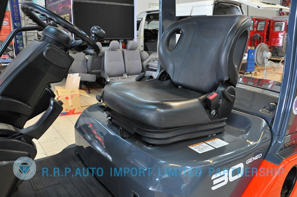 ขายรถโฟล์คลิฟท์มือสอง TOYOTA รุ่น 8FD30-30979 ราคา 590,000 บาท นำเข้าจากประเทศญี่ปุ่น 100\% ไม่เคยใช้งานในไทย