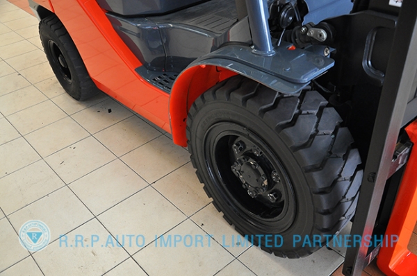 ขายรถโฟล์คลิฟท์มือสอง TOYOTA รุ่น 8FD30-30979 ราคา 590,000 บาท นำเข้าจากประเทศญี่ปุ่น 100\% ไม่เคยใช้งานในไทย