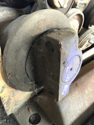 โรลเลอร์รถขุด komatsu pc200-5-6 เก่าญี่ปุ่น ราคา 2,000 บาท