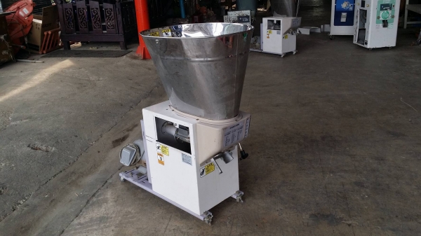 เครื่องขัดข้าวขาว KANRYU รุ่น RB330(2) เก่าญี่ปุ่น กำลังการผลิต 30 kg./ชม. สามารถขัดข้าวกล้องให้เป็นข้าวขาวได้อย่างสะดวก รวดเร็ว