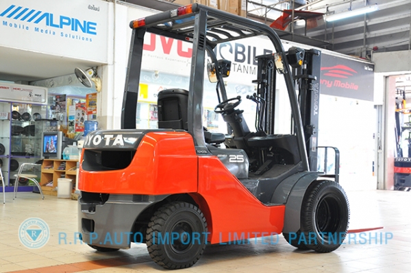 ขายรถโฟล์คลิฟท์มือสอง TOYOTA รุ่น 8FD25-31365 ราคา 485,000 บาท นำเข้าจากประเทศญี่ปุ่น 100\% ไม่เคยใช้งานในไทย