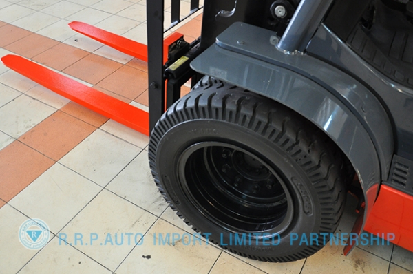 ขายรถโฟล์คลิฟท์มือสอง TOYOTA รุ่น 8FD25-31365 ราคา 485,000 บาท นำเข้าจากประเทศญี่ปุ่น 100\% ไม่เคยใช้งานในไทย