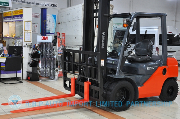 ขายรถโฟล์คลิฟท์มือสอง TOYOTA รุ่น 8FD25-12254 ราคา 520,000 บาท นำเข้าจากประเทศญี่ปุ่น 100\% ไม่เคยใช้งานในไทย