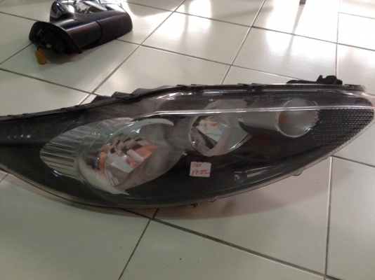 ขายไฟหน้าขวา ford fiesta