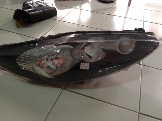 ขายไฟหน้าขวา ford fiesta