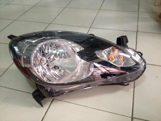 ขายไฟหน้าขวา Honda Brio