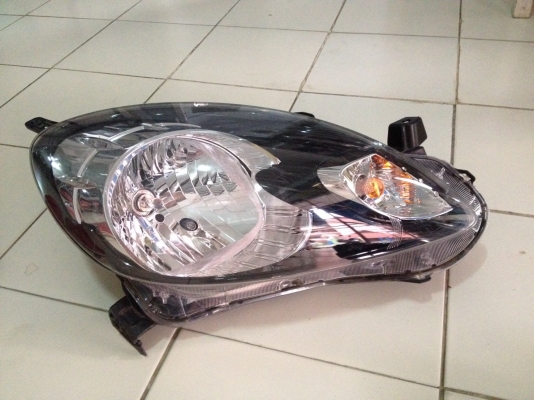 ขายไฟหน้าขวา Honda Brio