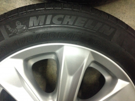 แม็ก ฮอนด้า แจ๊ส ไฮบริด พร้อมยาง 175-65-15 แม็ก ฮอนด้า แจ๊ส ไฮบริด พร้อมยาง 175-65-15