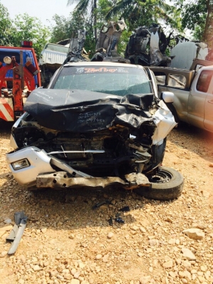 ซากดีเเมกด์ เครื่อง2500รื้อขายเป็นอะไหลทั้งคันมีหลายรุ่นทั้งเก๋งเเละกระบะ