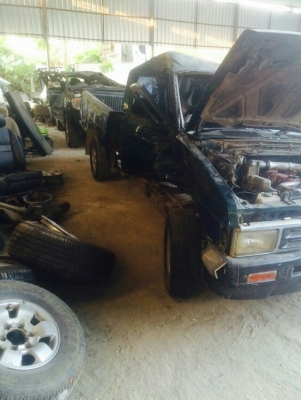 นิสสัน เครื่อง2500 ฝาเเดงเเยกขายอะไหลทุกอย่างทั้งคันมีหลายรุ่นเก๋งเเละกระบะ