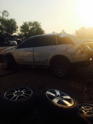 ซากปาเจโร่โฟร์วิน เครื่อง2500 ออโต้ ถอดเเยกอะไหลทุกอย่างมีหลายรุ่นทั้งเก๋งเเละกระบะเก่าเเละใหม่