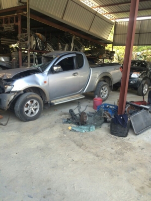 ซากไททั้น เครื่อง2500 ถอดเเยกขายอะไหลทุกอย่างทั้งคันมีหลายรุ่นทั้งเก๋งเเละกระบะใหม่เเละเก่า