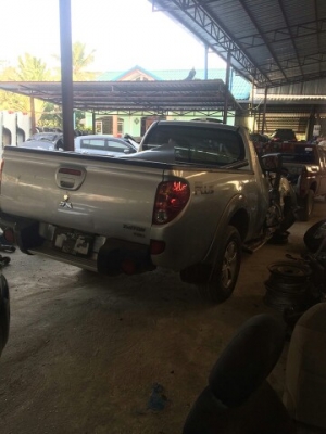 ซากไททั้น เครื่อง2500 ถอดเเยกขายอะไหลทุกอย่างทั้งคันมีหลายรุ่นทั้งเก๋งเเละกระบะใหม่เเละเก่า