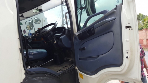 รถฮีโน่ 6 ล้อ บรรทุกน้ำ FG1J 220 แรงม้า. ปี 49.   ( รถวิ่ง 35x,xxx กม. )     สนใจติดต่อ  081 - 6079515