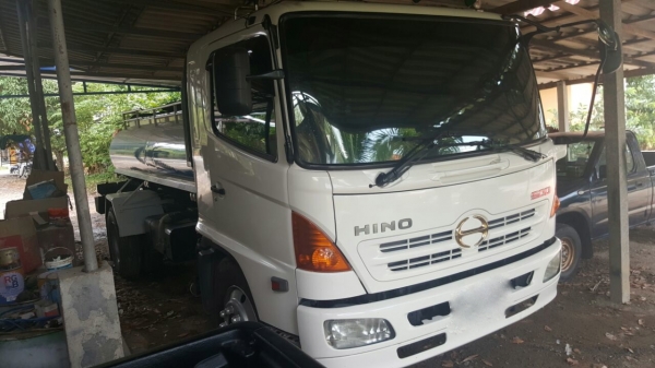 รถฮีโน่ 6 ล้อ บรรทุกน้ำ FG1J 220 แรงม้า. ปี 49.   ( รถวิ่ง 34x,xxx กม. )      สนใจติดต่อ  081 - 6079515