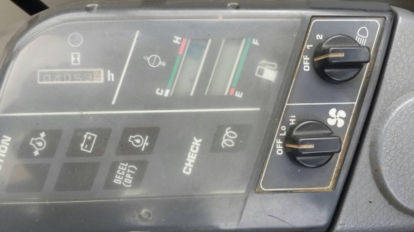 ขายรถ ยี่ห้อ KOMATSU รุ่น PC30 ขายรถ ยี่ห้อ KOMATSU รุ่น PC30