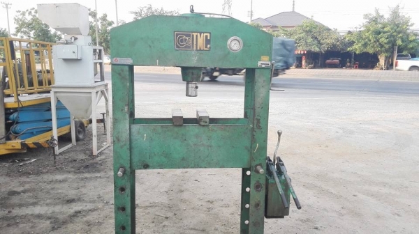 ** ยกโดยไว!! ** ขอบคุณผู้ซื้อ &amp; พี่เสือครับ!! ** แท่นอัดไฮดรอลิคมือโยก TMC 40 ตัน สภาพสดอุปกรณ์ครบพร้อมใช้มาเทสก่อนได้!!