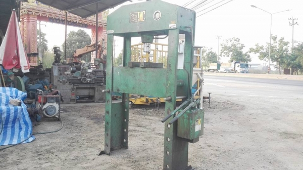 ** ยกโดยไว!! ** ขอบคุณผู้ซื้อ &amp; พี่เสือครับ!! ** แท่นอัดไฮดรอลิคมือโยก TMC 40 ตัน สภาพสดอุปกรณ์ครบพร้อมใช้มาเทสก่อนได้!!