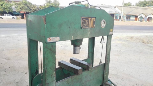 ** ยกโดยไว!! ** ขอบคุณผู้ซื้อ &amp; พี่เสือครับ!! ** แท่นอัดไฮดรอลิคมือโยก TMC 40 ตัน สภาพสดอุปกรณ์ครบพร้อมใช้มาเทสก่อนได้!!