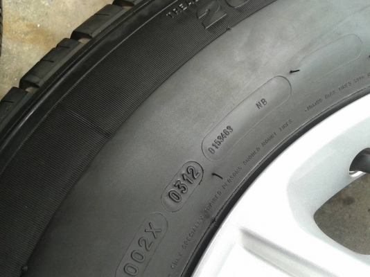 ขอบ17นิ้ว6รู ฟอด พร้อมยาง สวยๆ 4 ล้อ ราคา 7900 บาท