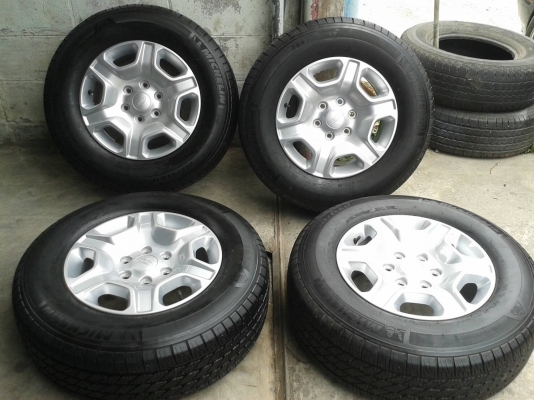 ขอบ17นิ้ว6รู ฟอด พร้อมยาง สวยๆ 4 ล้อ ราคา 7900 บาท