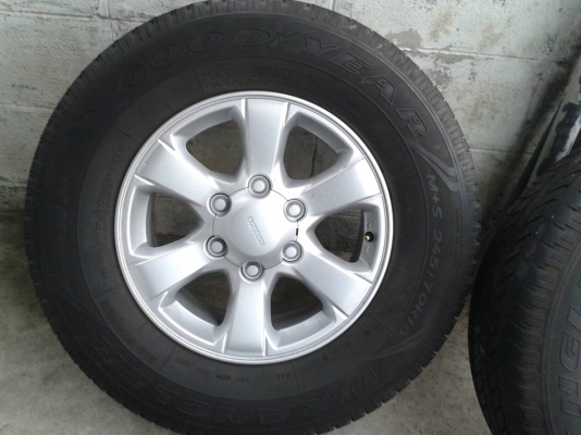 ขอบ17นิ้ว6รู อีสุ พร้อมยาง สวยๆ 4 ล้อ ราคา 7900 บาท