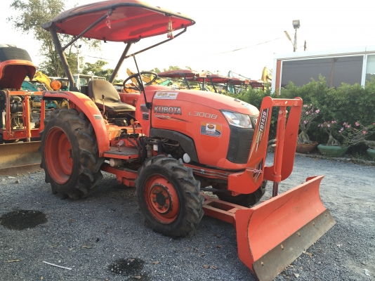 KUBOTA L3008 พร้อมใบดันหน้าคานล่าง 907 ชั่วโมงงาน โทร 0818536633 เซลล์กิ๊กกี๋เองคะ KUBOTA L3008 พร้อมใบดันหน้าคานล่าง 907 ชั่วโมงงาน โทร 0818536633 เซลล์กิ๊กกี๋เองคะ