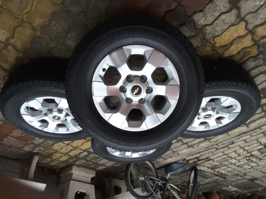 ล้อ chave ขอบ 17 พร้อมยาง 255 65 17 ปลายปี 15 ชุดล่ะ 17500